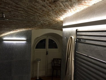 Illuminazione casa privata Torino. Barra led a doppia emissione nel bagno/doccia