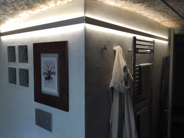 Illuminazione casa privata Torino. Barra led a doppia emissione nel bagno 